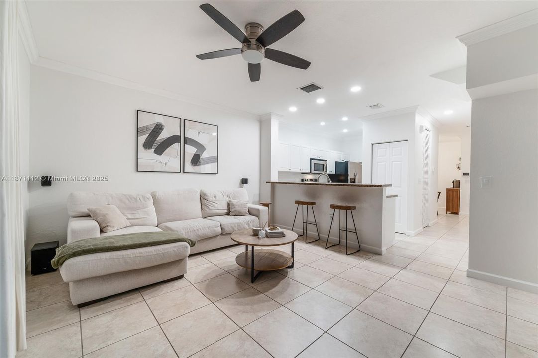 For Sale: $275,000 (2 beds, 2 baths, 1290 Square Feet)