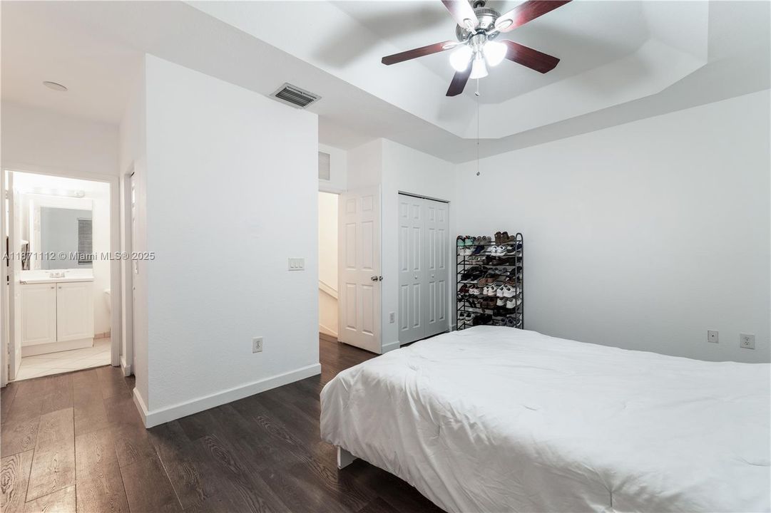 For Sale: $275,000 (2 beds, 2 baths, 1290 Square Feet)