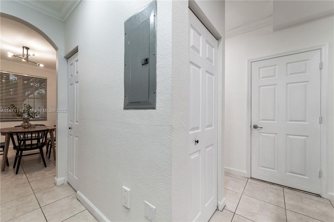 For Sale: $275,000 (2 beds, 2 baths, 1290 Square Feet)