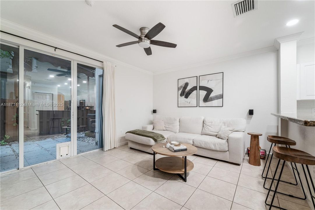 For Sale: $275,000 (2 beds, 2 baths, 1290 Square Feet)