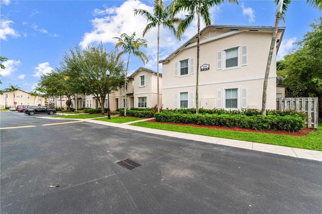 For Sale: $275,000 (2 beds, 2 baths, 1290 Square Feet)