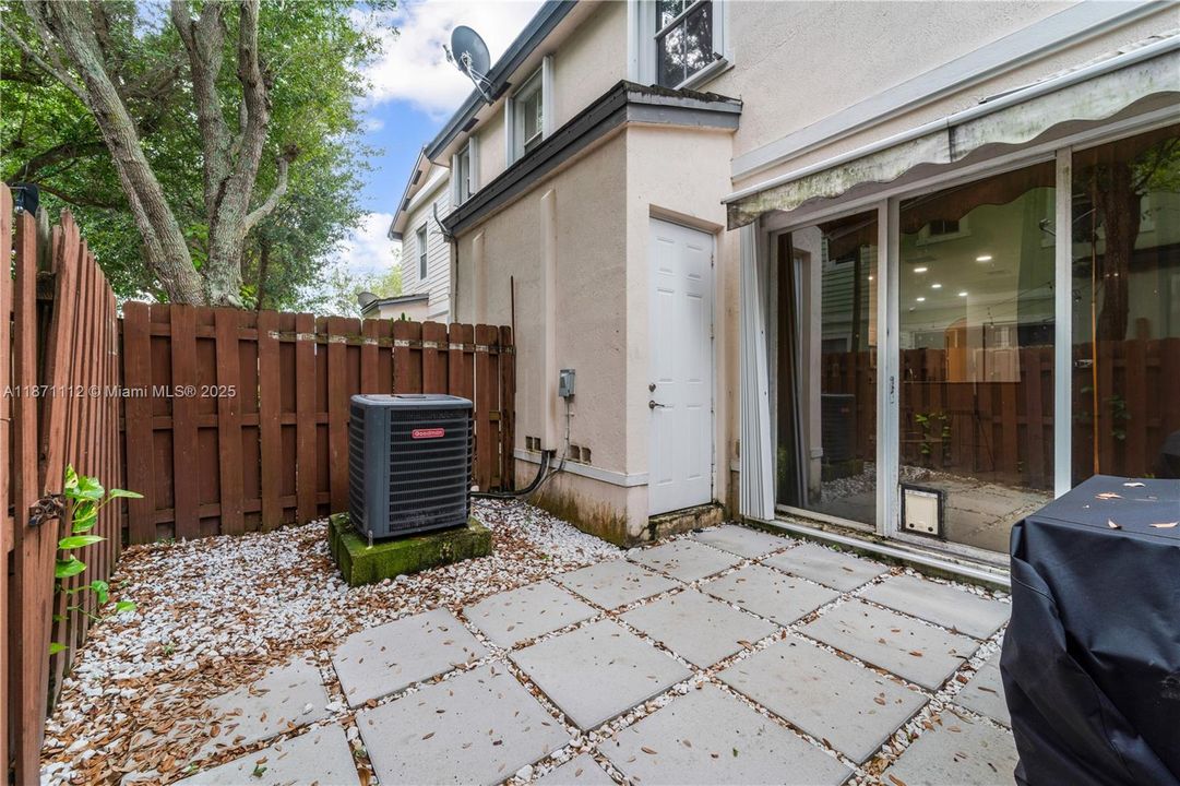 For Sale: $275,000 (2 beds, 2 baths, 1290 Square Feet)