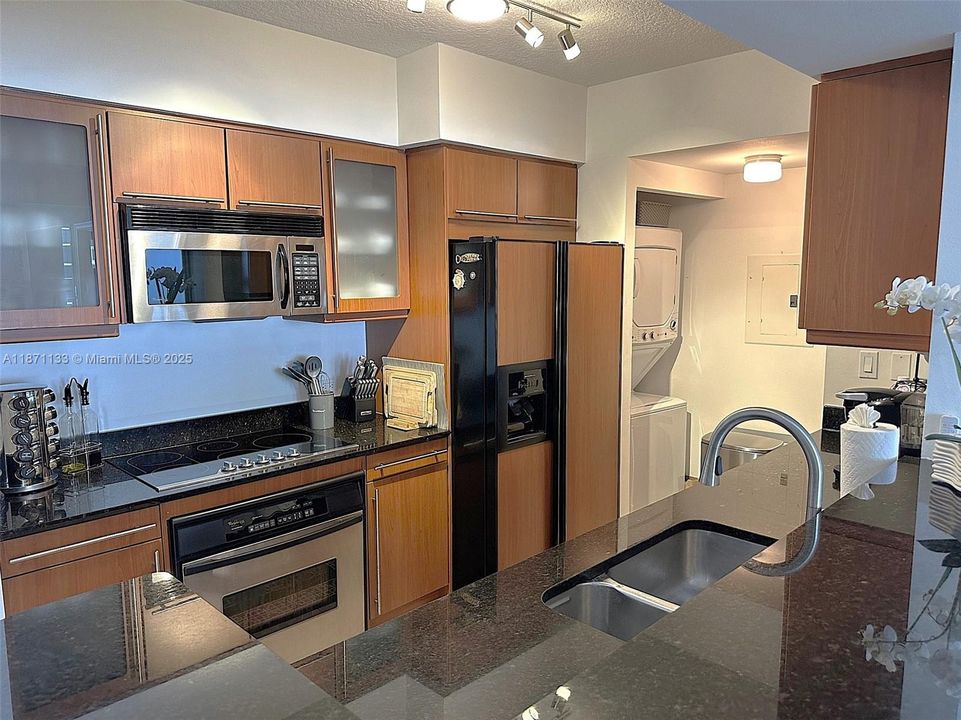 For Sale: $760,000 (2 beds, 2 baths, 1163 Square Feet)