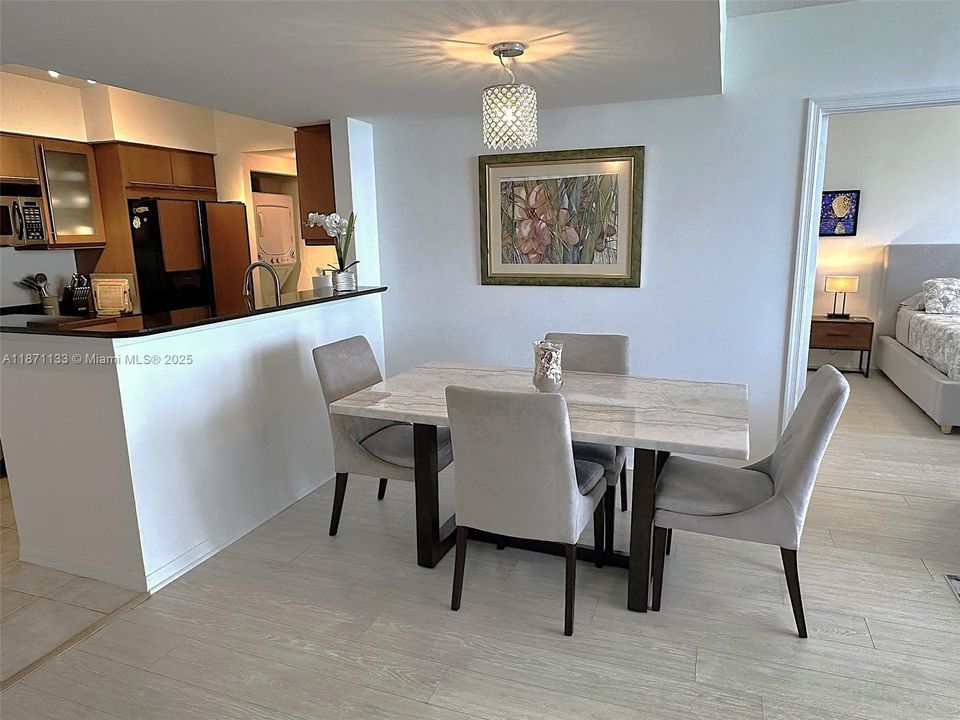 For Sale: $760,000 (2 beds, 2 baths, 1163 Square Feet)