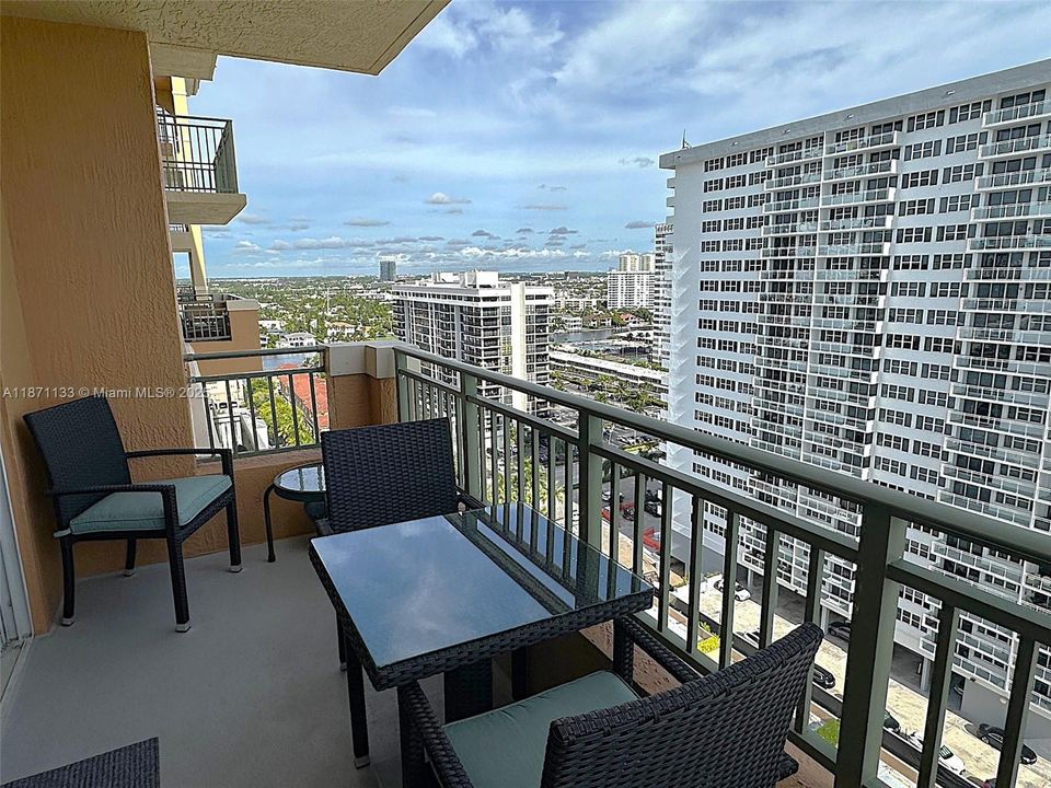 For Sale: $760,000 (2 beds, 2 baths, 1163 Square Feet)