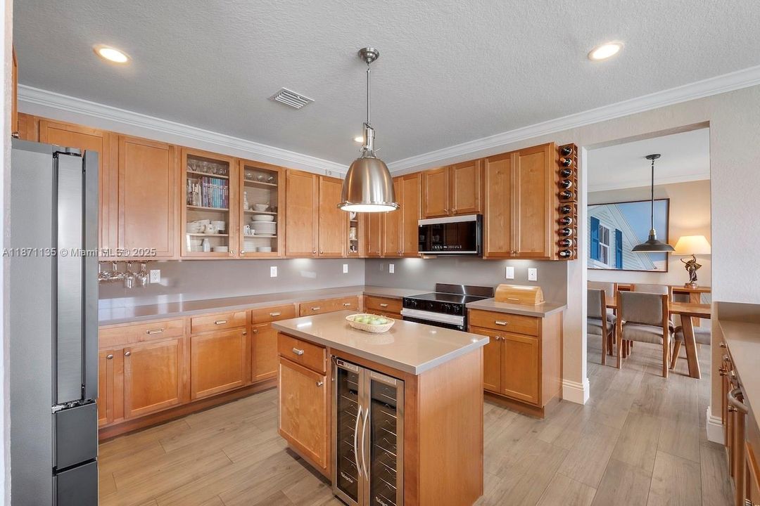 For Sale: $1,399,000 (5 beds, 4 baths, 3945 Square Feet)