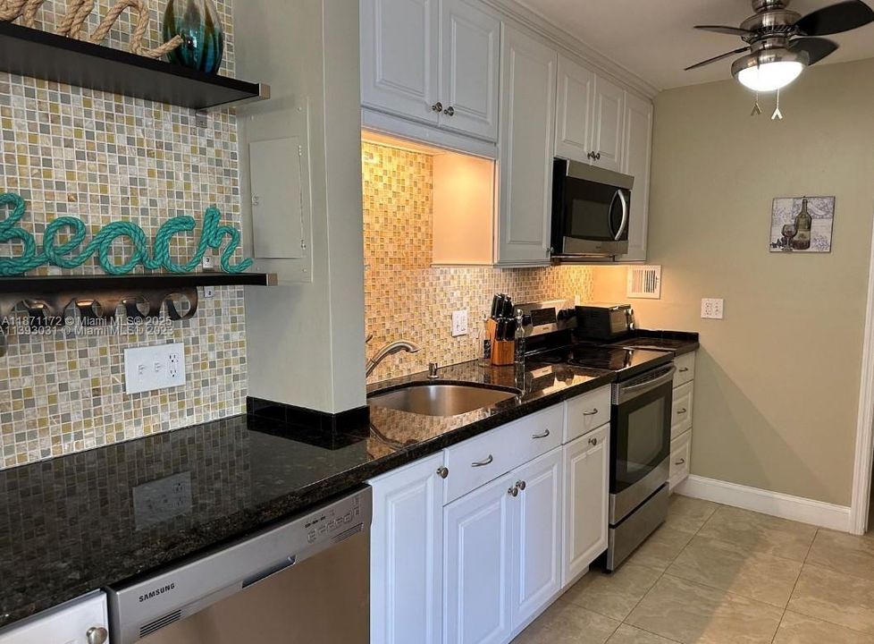 For Sale: $225,000 (1 beds, 1 baths, 700 Square Feet)