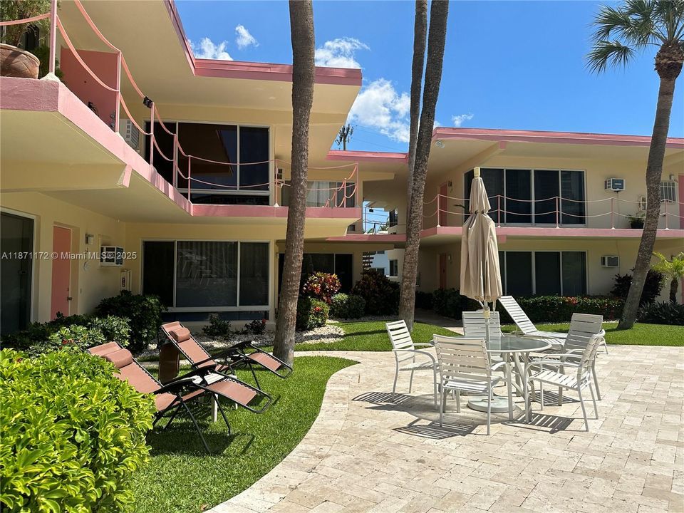 For Sale: $225,000 (1 beds, 1 baths, 700 Square Feet)