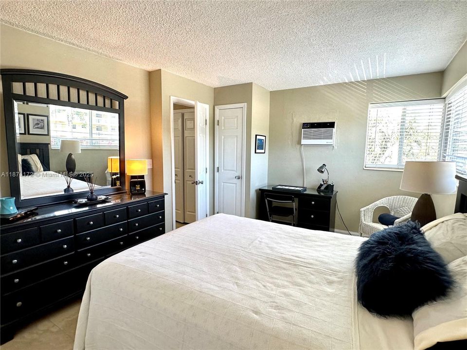 For Sale: $225,000 (1 beds, 1 baths, 700 Square Feet)