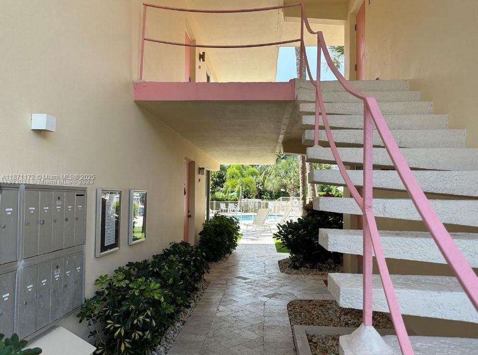 For Sale: $225,000 (1 beds, 1 baths, 700 Square Feet)