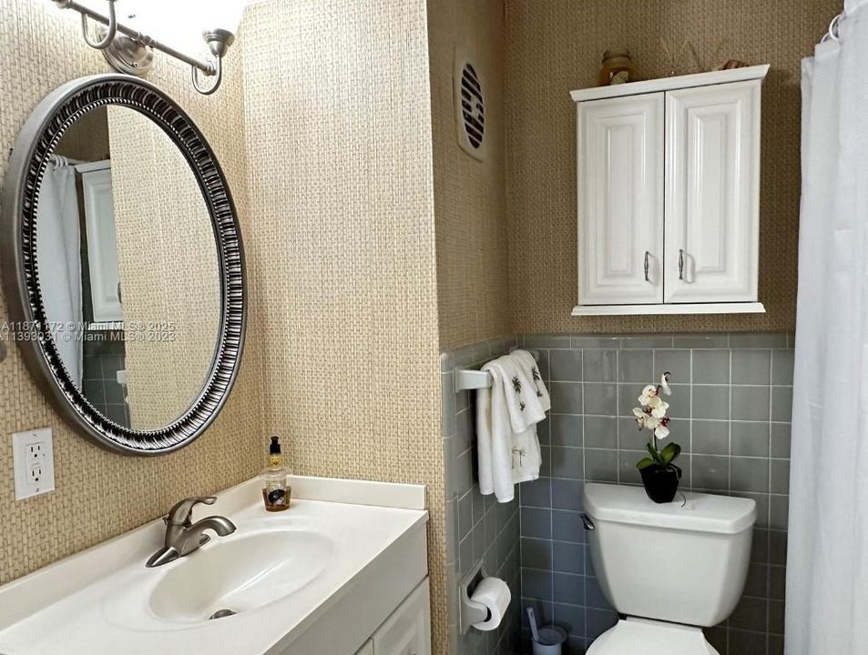 For Sale: $225,000 (1 beds, 1 baths, 700 Square Feet)