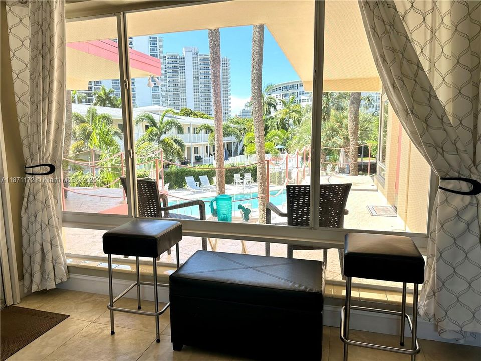 For Sale: $225,000 (1 beds, 1 baths, 700 Square Feet)