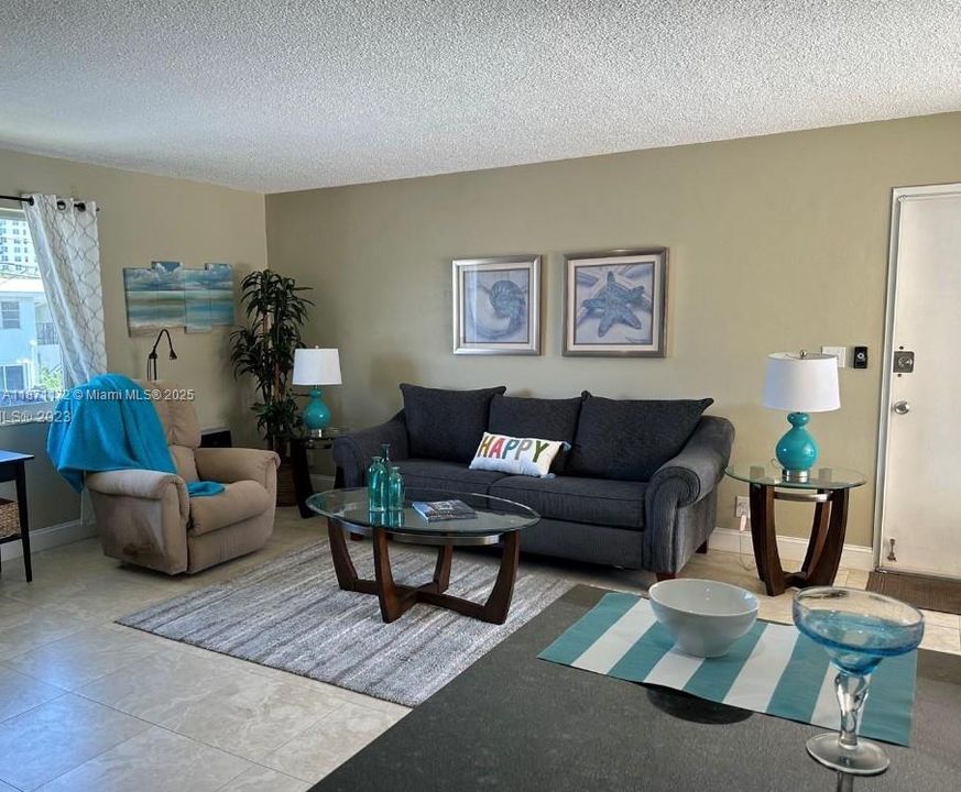 For Sale: $225,000 (1 beds, 1 baths, 700 Square Feet)