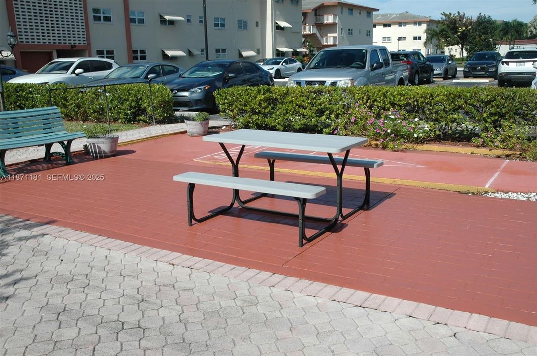 待售: $124,000 (2 贝兹, 2 浴室, 968 平方英尺)