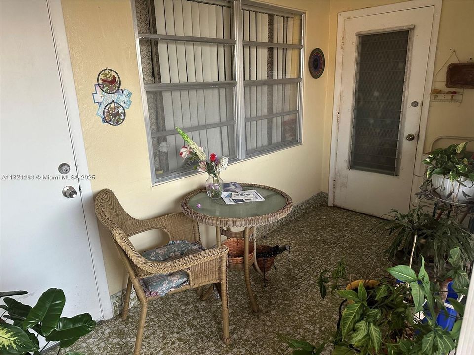 For Sale: $124,000 (2 beds, 2 baths, 968 Square Feet)