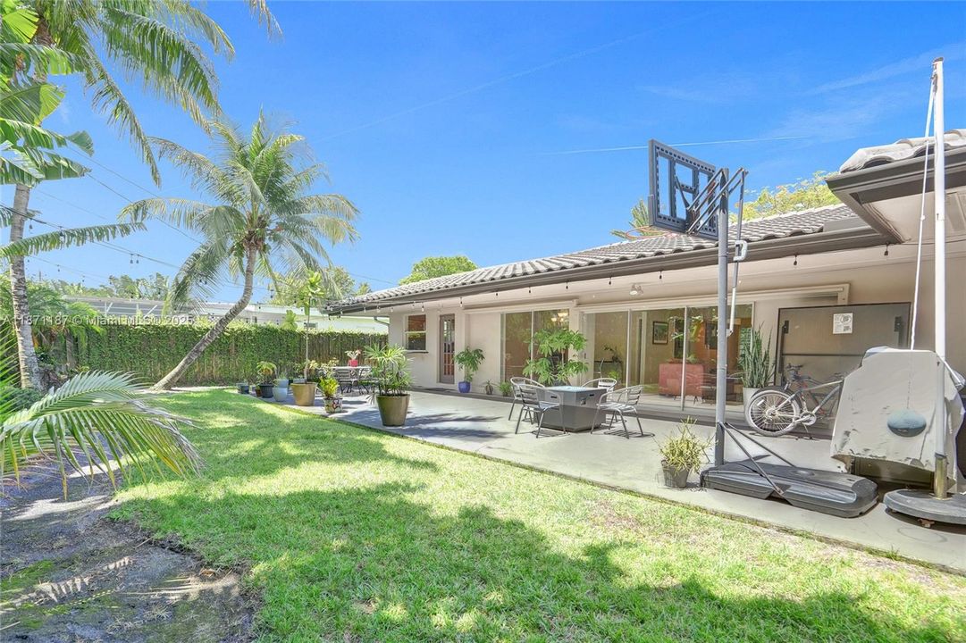 合同活跃: $1,490,000 (5 贝兹, 3 浴室, 2584 平方英尺)