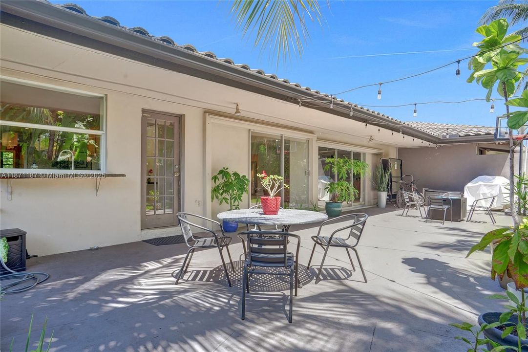 合同活跃: $1,490,000 (5 贝兹, 3 浴室, 2584 平方英尺)