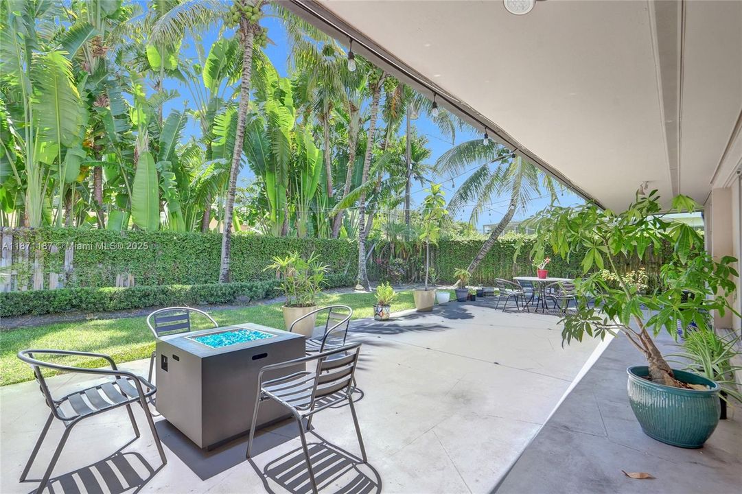 合同活跃: $1,490,000 (5 贝兹, 3 浴室, 2584 平方英尺)