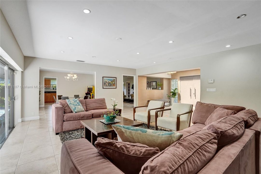 合同活跃: $1,490,000 (5 贝兹, 3 浴室, 2584 平方英尺)