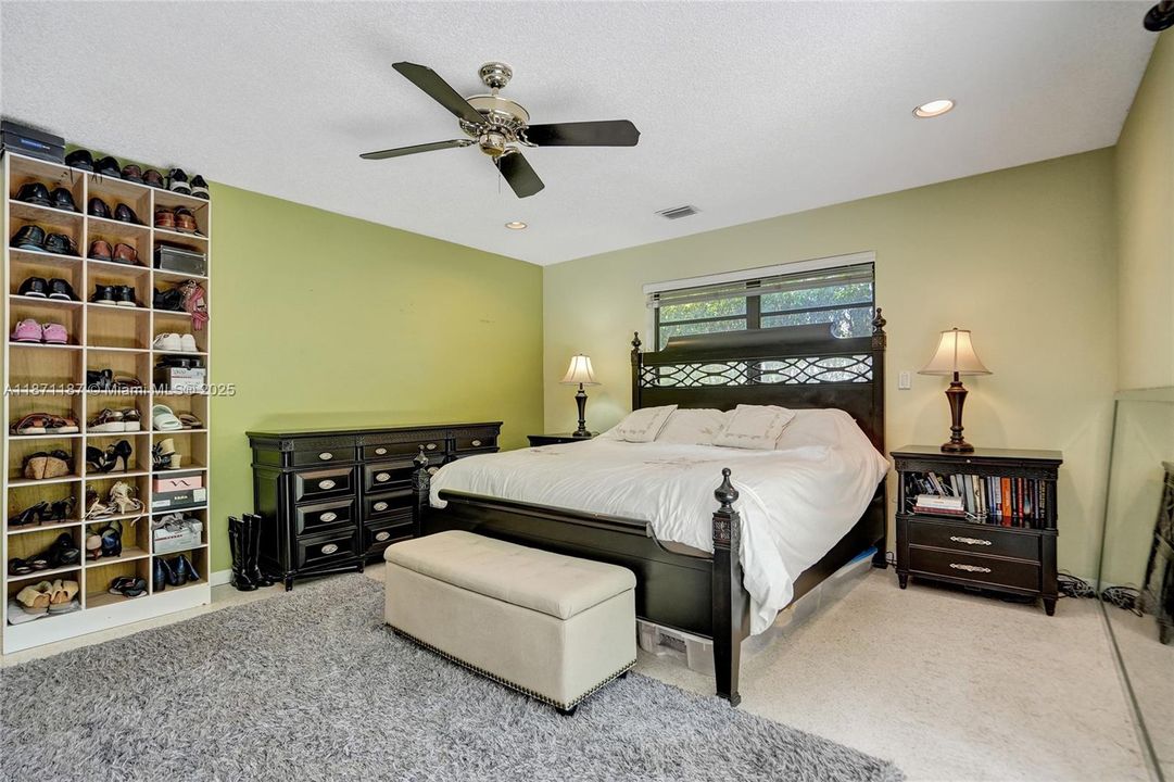 合同活跃: $1,490,000 (5 贝兹, 3 浴室, 2584 平方英尺)