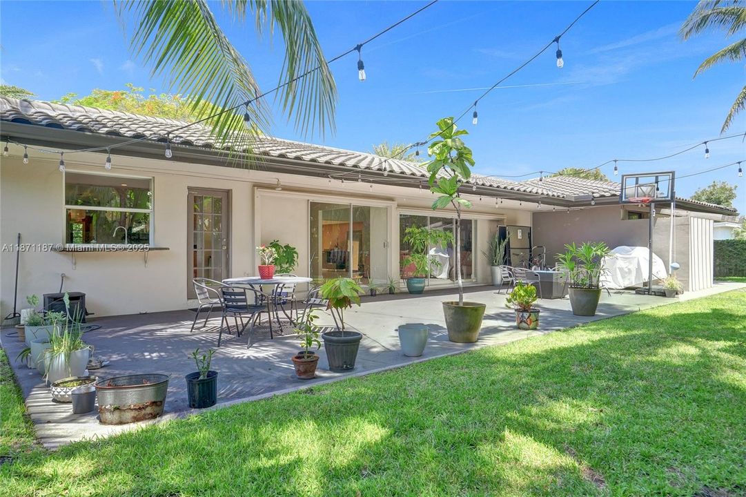 合同活跃: $1,490,000 (5 贝兹, 3 浴室, 2584 平方英尺)