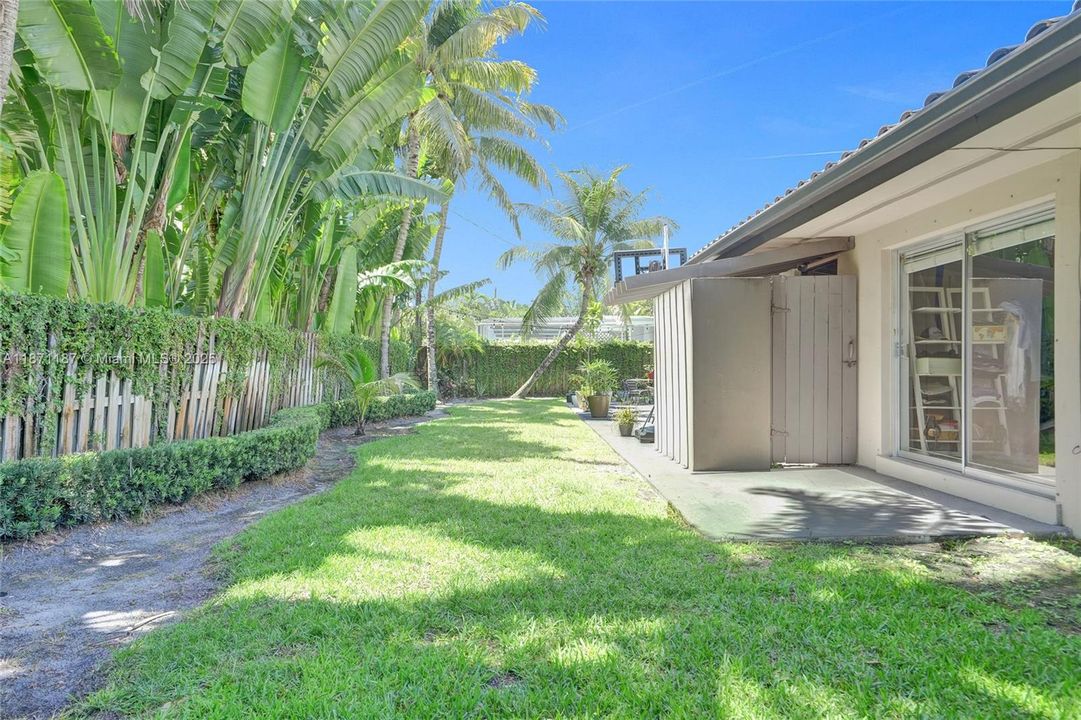 合同活跃: $1,490,000 (5 贝兹, 3 浴室, 2584 平方英尺)