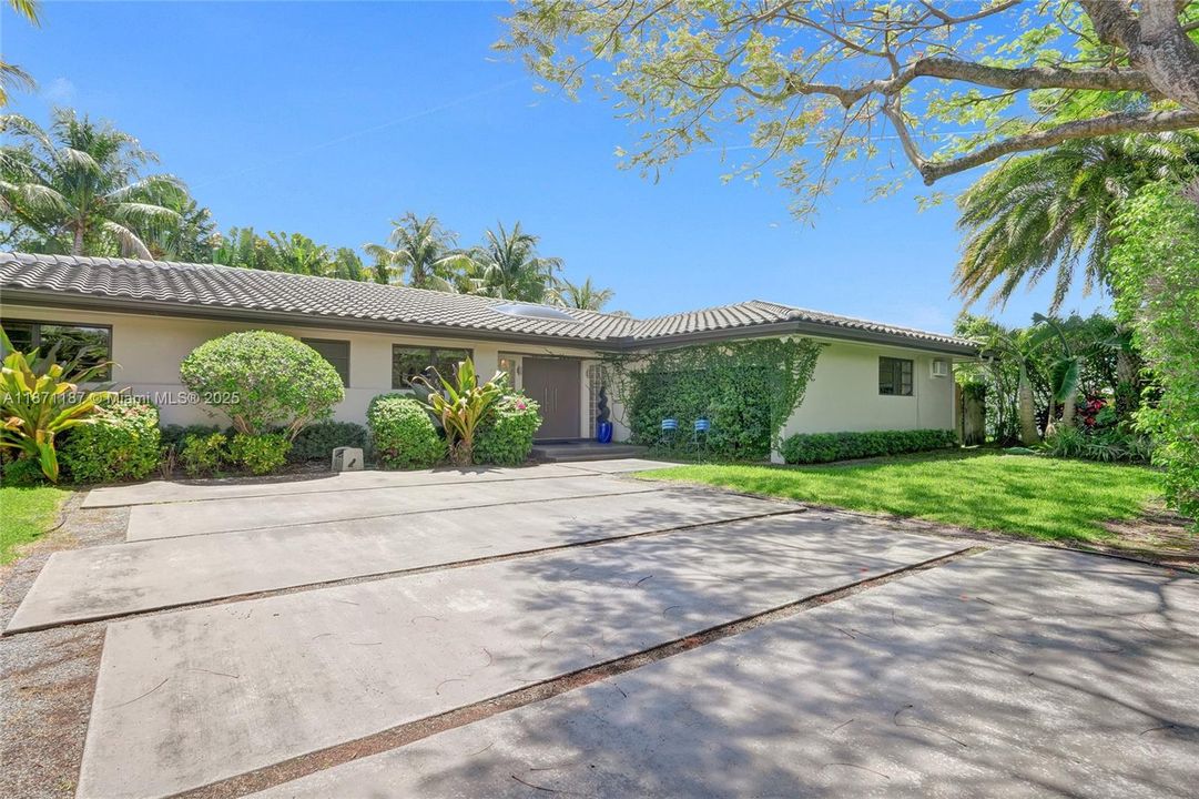 合同活跃: $1,490,000 (5 贝兹, 3 浴室, 2584 平方英尺)