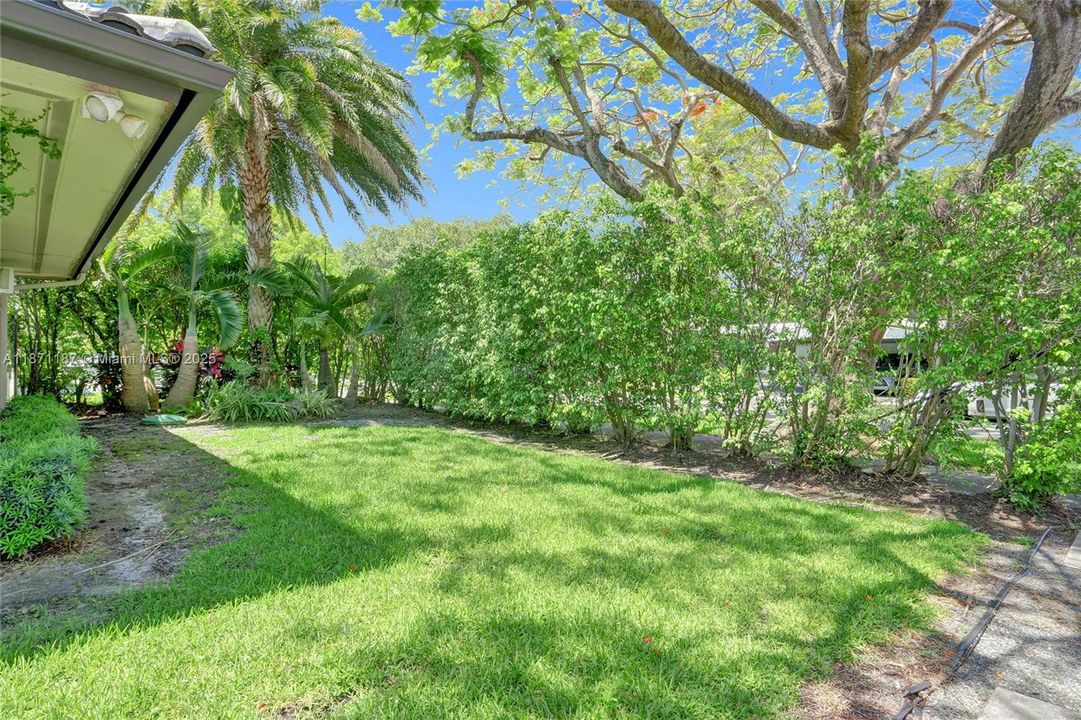 合同活跃: $1,490,000 (5 贝兹, 3 浴室, 2584 平方英尺)