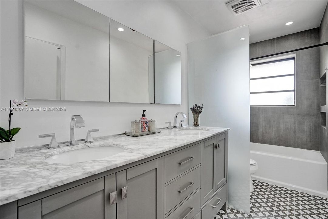 合同活跃: $1,490,000 (5 贝兹, 3 浴室, 2584 平方英尺)