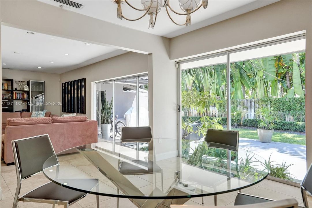 合同活跃: $1,490,000 (5 贝兹, 3 浴室, 2584 平方英尺)