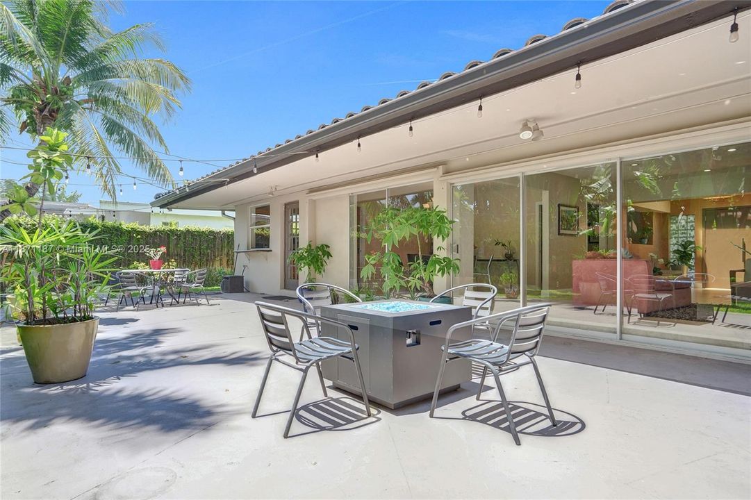 合同活跃: $1,490,000 (5 贝兹, 3 浴室, 2584 平方英尺)