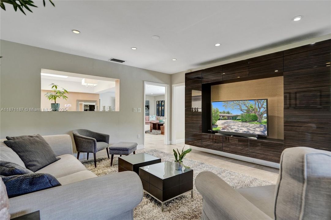 合同活跃: $1,490,000 (5 贝兹, 3 浴室, 2584 平方英尺)