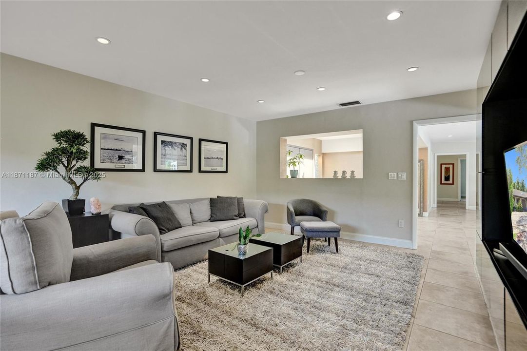 合同活跃: $1,490,000 (5 贝兹, 3 浴室, 2584 平方英尺)