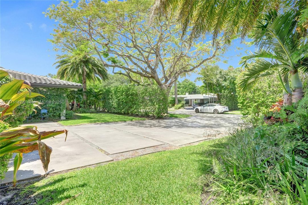 合同活跃: $1,490,000 (5 贝兹, 3 浴室, 2584 平方英尺)