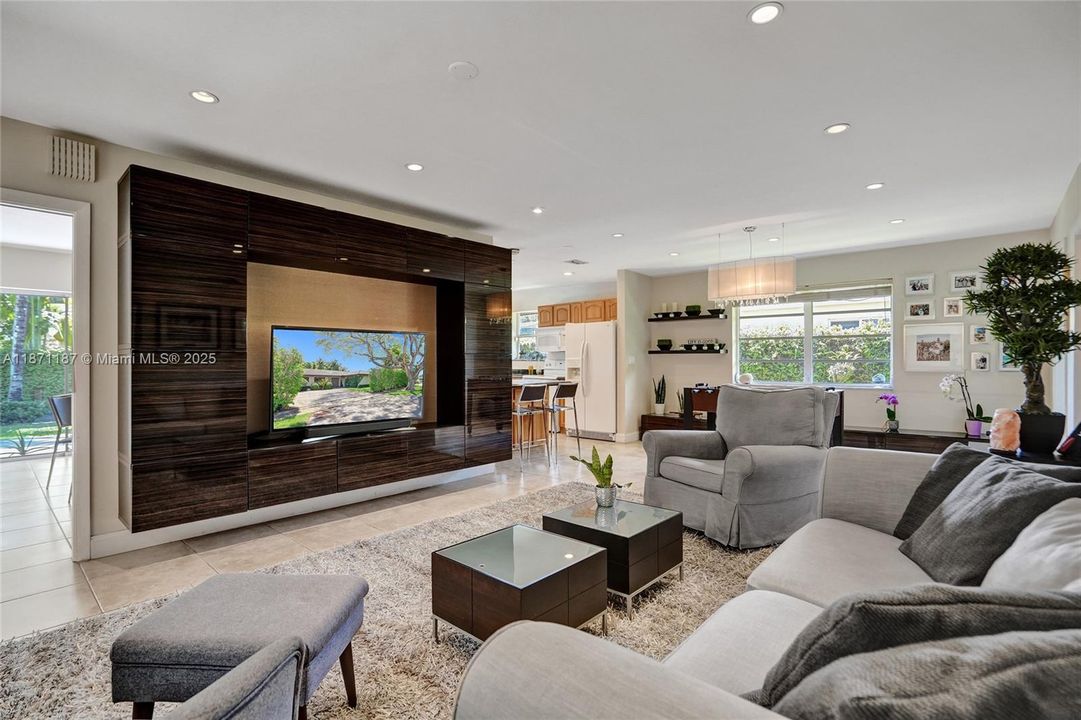 合同活跃: $1,490,000 (5 贝兹, 3 浴室, 2584 平方英尺)