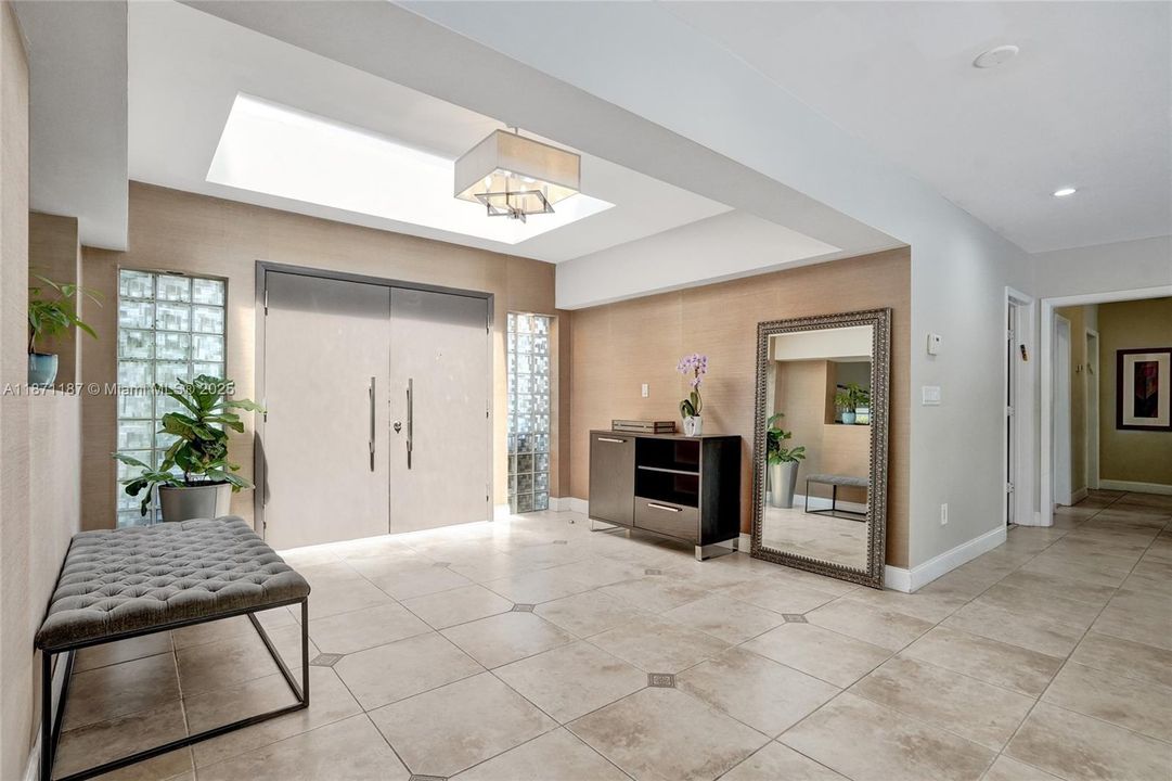 合同活跃: $1,490,000 (5 贝兹, 3 浴室, 2584 平方英尺)