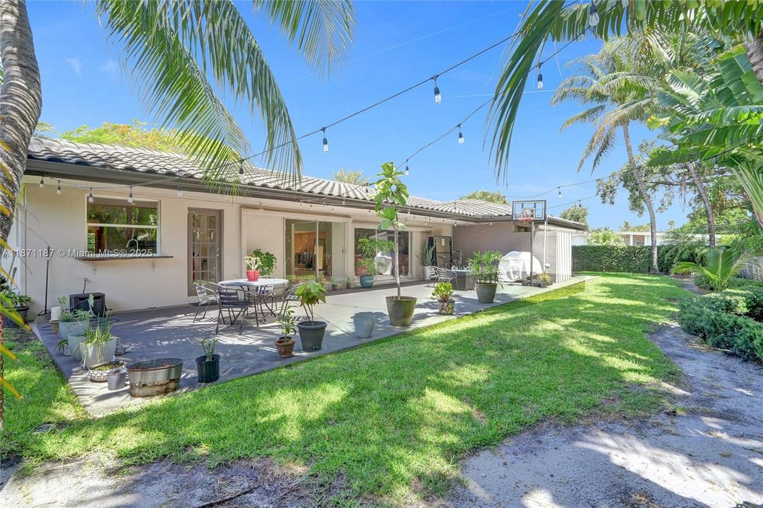 合同活跃: $1,490,000 (5 贝兹, 3 浴室, 2584 平方英尺)