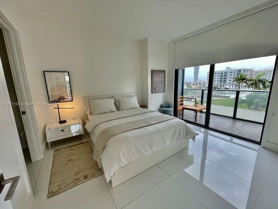 For Sale: $650,000 (2 beds, 2 baths, 938 Square Feet)