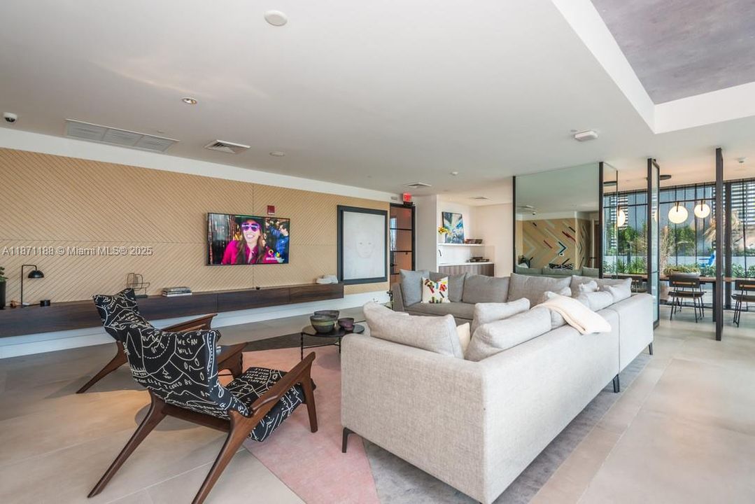 For Sale: $650,000 (2 beds, 2 baths, 938 Square Feet)