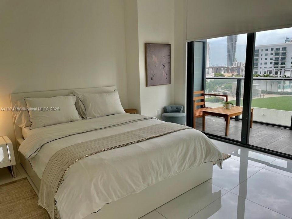 For Sale: $650,000 (2 beds, 2 baths, 938 Square Feet)