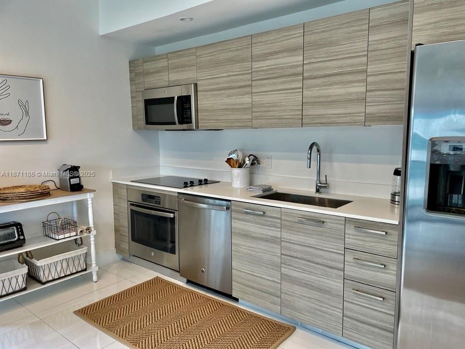 For Sale: $650,000 (2 beds, 2 baths, 938 Square Feet)