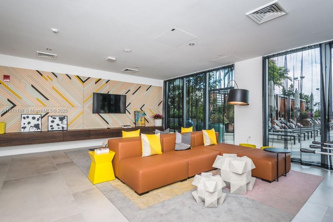 For Sale: $650,000 (2 beds, 2 baths, 938 Square Feet)