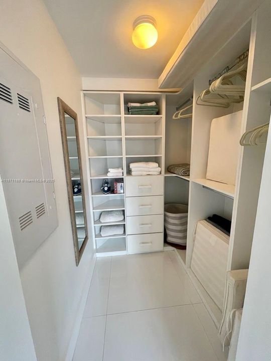 For Sale: $650,000 (2 beds, 2 baths, 938 Square Feet)