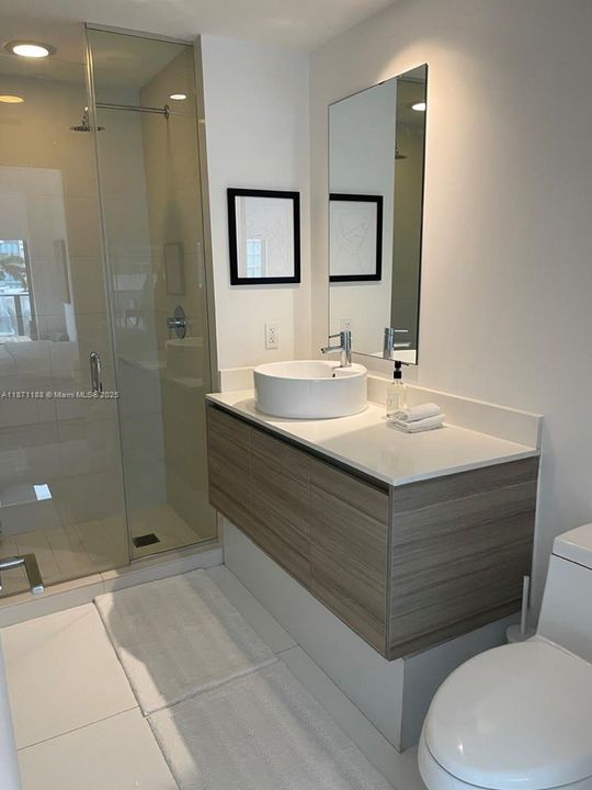 For Sale: $650,000 (2 beds, 2 baths, 938 Square Feet)