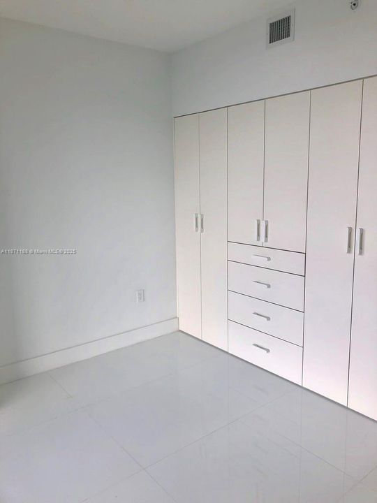For Sale: $650,000 (2 beds, 2 baths, 938 Square Feet)