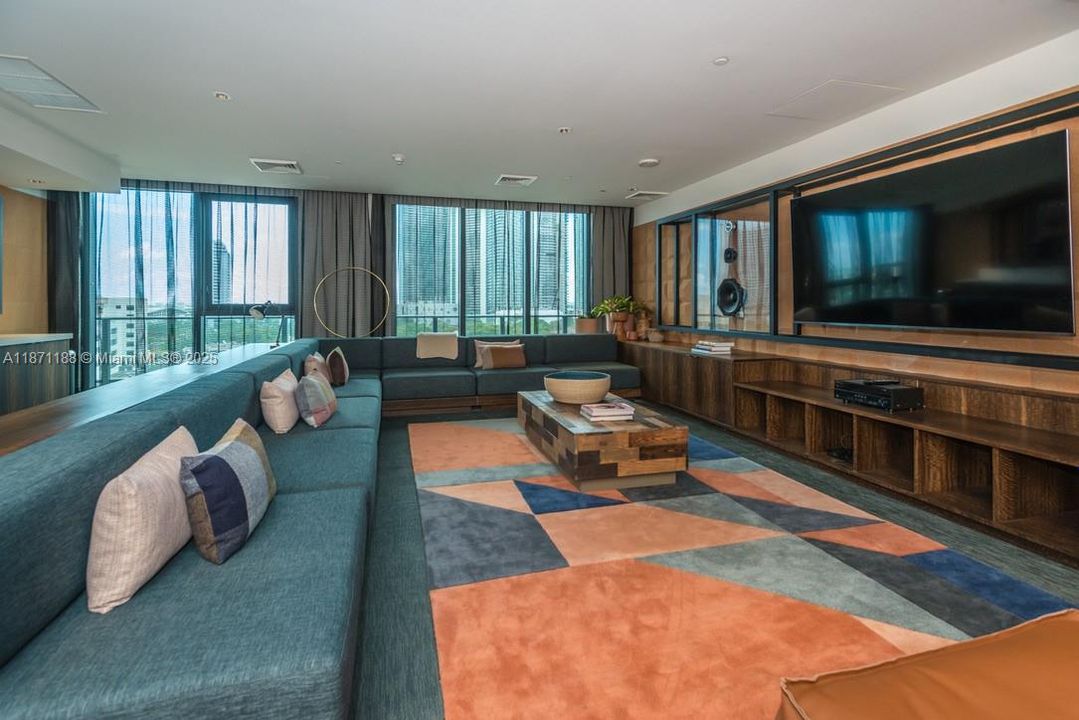 For Sale: $650,000 (2 beds, 2 baths, 938 Square Feet)