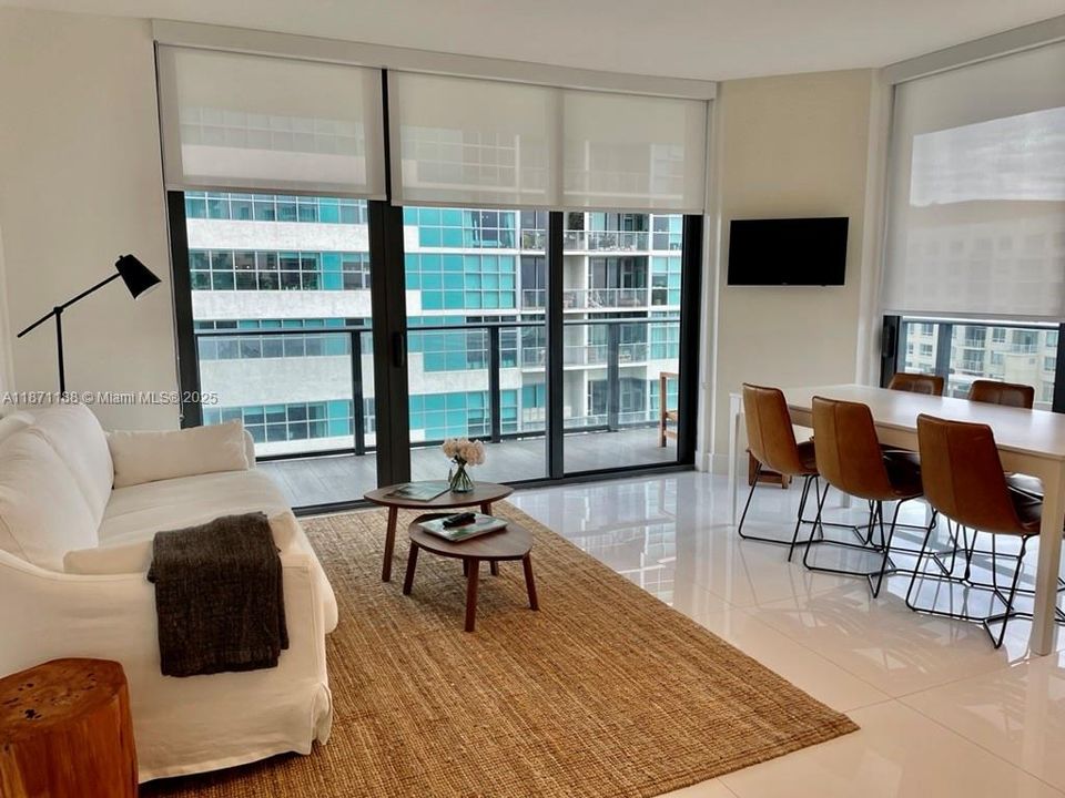 For Sale: $650,000 (2 beds, 2 baths, 938 Square Feet)