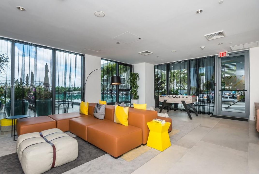 For Sale: $650,000 (2 beds, 2 baths, 938 Square Feet)