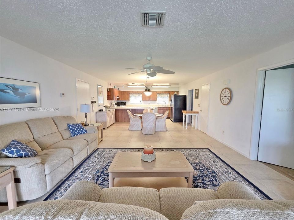 En Venta: $399,900 (2 camas, 2 baños, 1408 Pies cuadrados)