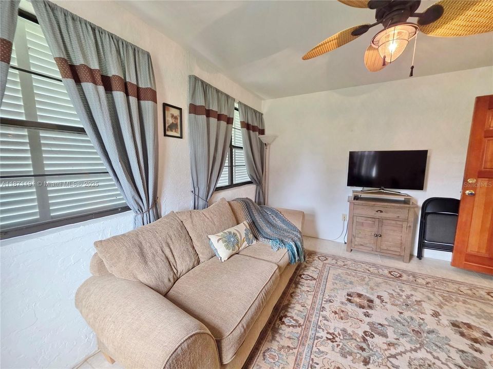 En Venta: $399,900 (2 camas, 2 baños, 1408 Pies cuadrados)